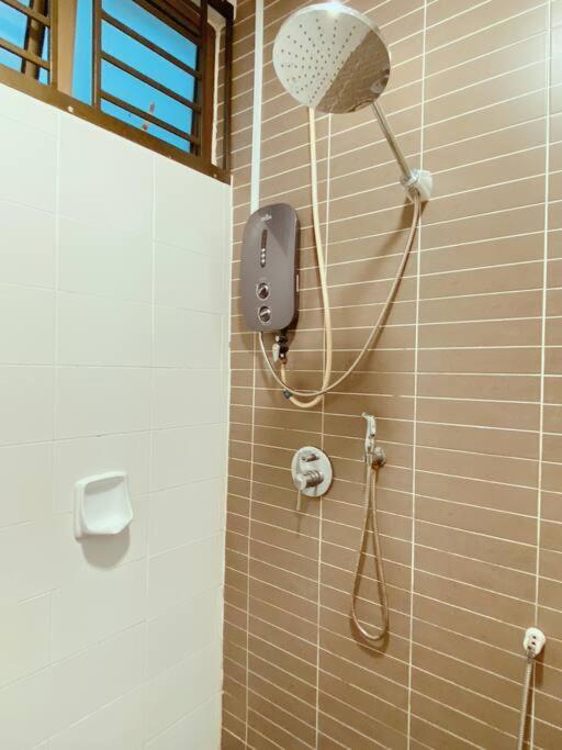 Apartment 2-4 Pax Spacious Living @ Mount Austin, Jb #02 *